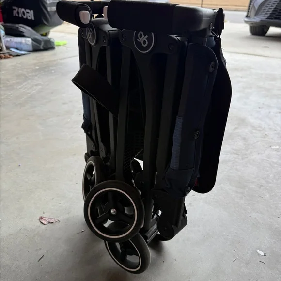 Foldable Black and Blue Stroller - Picture 2 of 6